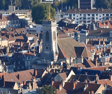 L'église Saint-Pierre et son clocher blanc au milieu des maisons  bisontines