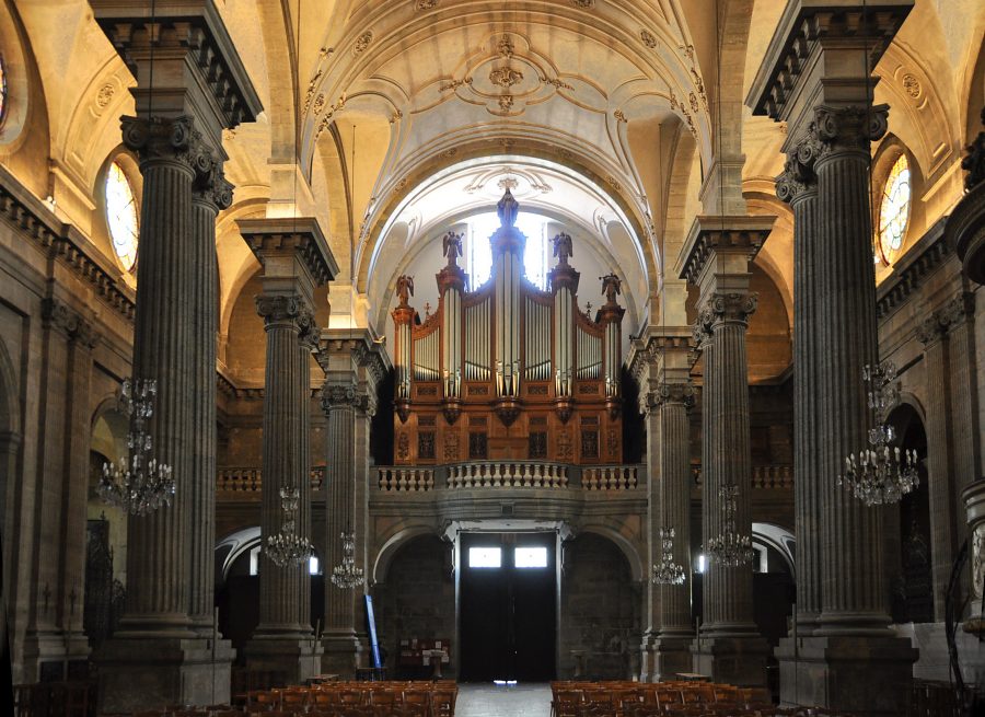 La nef et l'orgue de tribune vus depuis le chœur