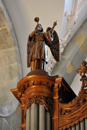 Ange souffleur sur une tourelle de l'orgue de tribune