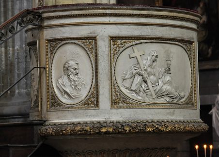 La chaire à prêcher : saint Paul et la Foi représentés sur la cuve (XVIIIe siècle)