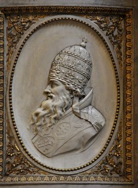 La chaire à prêcher : un pape avec sa tiare sur la cuve