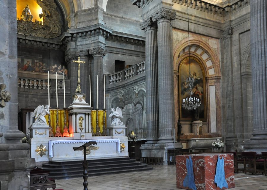 Le chœur et la chapelle absidiale nord avec la Vierge des Cordeliers
