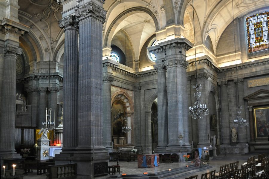 Le chœur vu de la gauche avec le transept et la chapelle absidiale de la Vierge