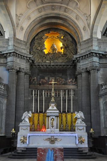 Le maître-autel est dû à Perron et date de 1834.