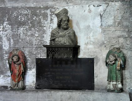 Les statues céphalophores de saint Ferréol et saint Ferjeux entourent le buste de Melchisédec