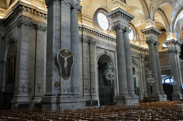 Les élévations de la nef sont marquées par le bel élancement  des colonnes doubles à entablement ionique.