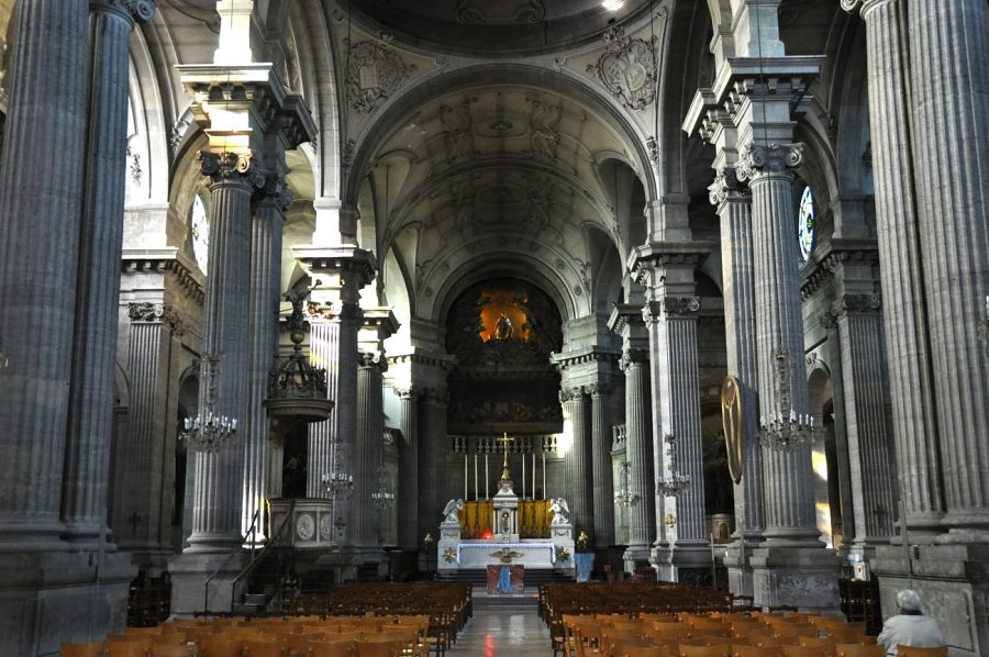 Vue générale de la nef de l'église Sainte-Madeleine