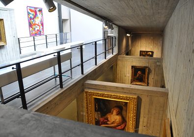 Aspect du musée : tableaux sur les murs de béton