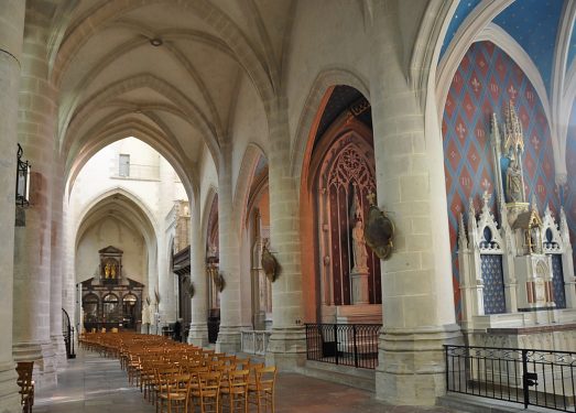 Le bas–côté sud et ses chapelles latérales vus depuis l'avant–nef