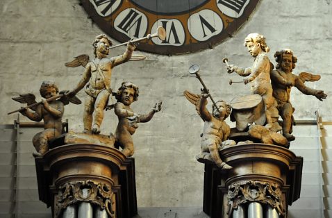 Anges musiciens sur les tourelles de l'orgue (XVIIIe siècle)