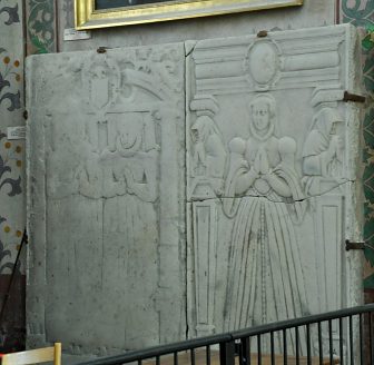 Pierres tombales dans la chapelle du Sacré-Cœur