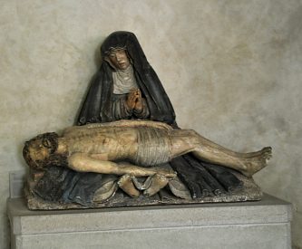 Piéta du XVe siècle dans la chapelle Sainte Philomène