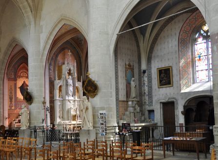 Suite de chapelles latérales à côté du chœur