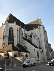 L'espace autour du chevet est occupé par des chapelles