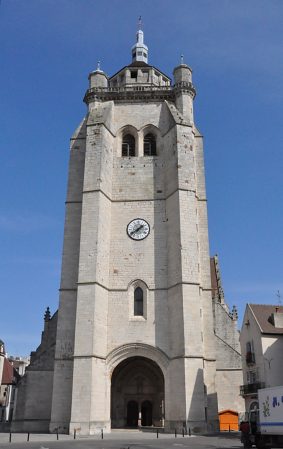 Le clocher-porche, milieu du XVIe siècle, culmine à  73 mètres.