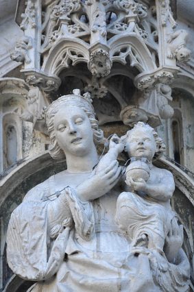 La Vierge et l'Enfant trônent au-dessus de la porte nord.