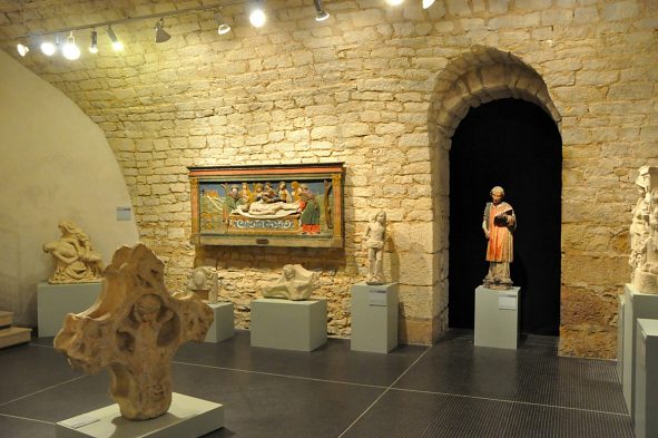 La grande salle médiévale au sous–sol du musée