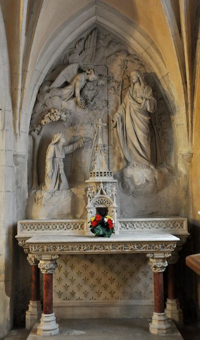 Bas–relief relatant l'apparition du Sacré Cœur à Marguerite–Marie Alacoque