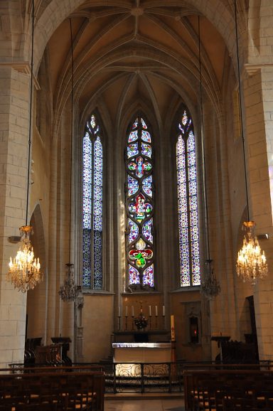 Le chœur de la basilique Notre-Dame et ses vitraux XIXe siècle