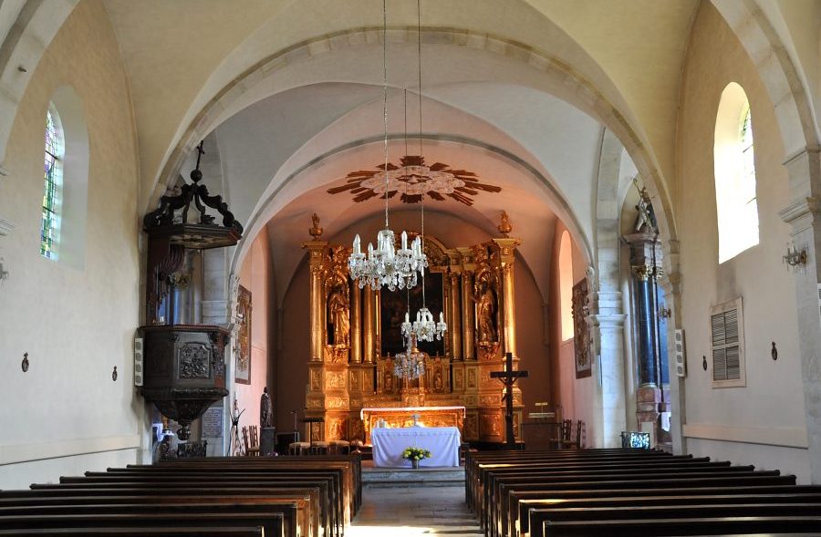 Vue d'ensemble de l'église Saint-Maurice à Gray-la-Ville