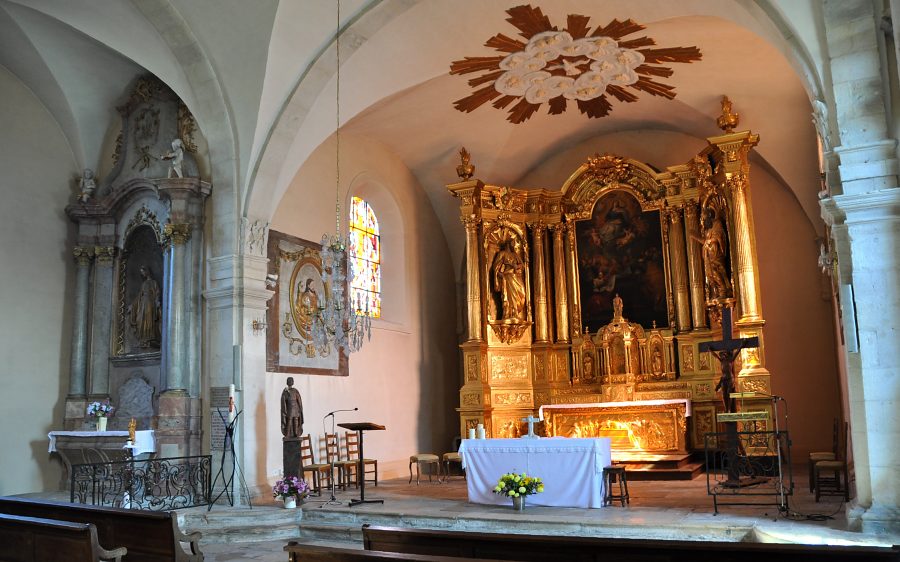 Le chœur et l'autel de la Vierge dans le transept nord