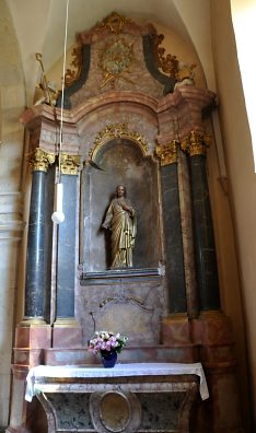 L'autel du Sacré Cœur dans le transept sud