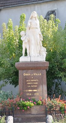 Monument aux morts devant l'église