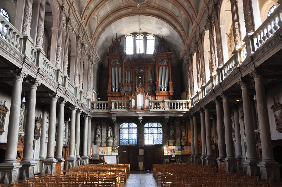 La nef et l'orgue de tribune vus depuis le chœur