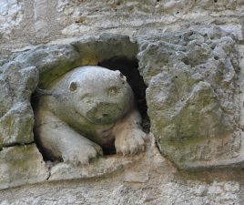 La sculpture de l'ours dans la tour Henriette