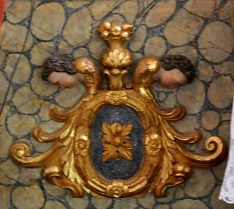 Blason sur le mur à côté du soubassement du retable