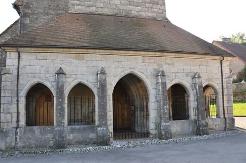 Le pittoresque porche occidental aux arcades en arc brisé.