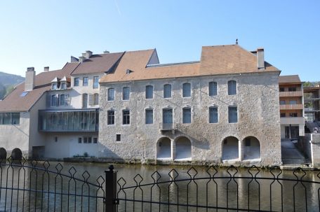 Le musée au bord de la rivière par un bel après–midi de septembre