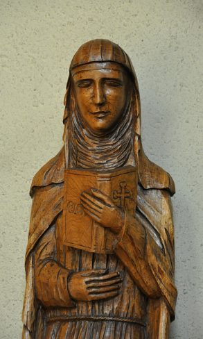 Statue de sainte Claire en bois verni, partiel