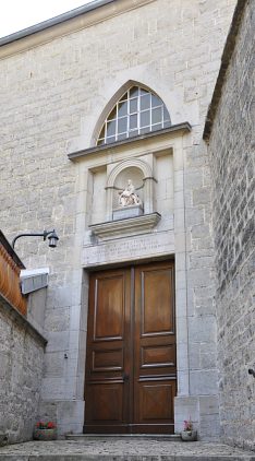 La porte d'entrée de la chapelle