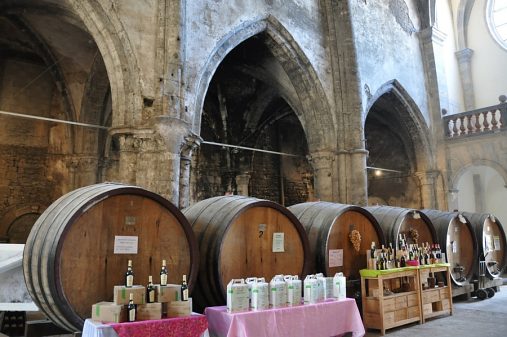 Les arcades du côté sud et les tonneaux du caveau viticole