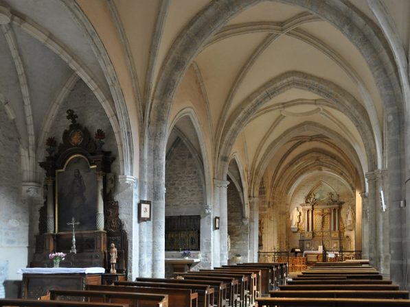 Le bas–côté nord et ses chapelles latérales. Au fond, la chapelle du Saint–Sacrement