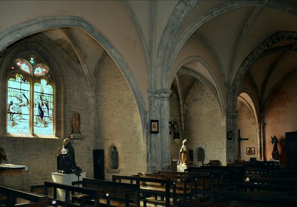 Bas–côté sud : trois chapelles avec leurs priants