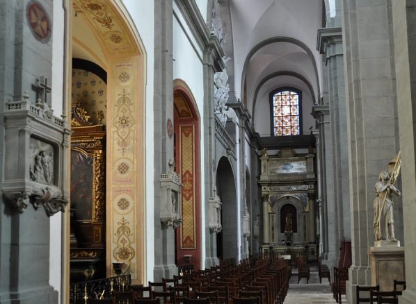 Le bas–côté nord. Au fond, la chapelle du Sacré Cœur.