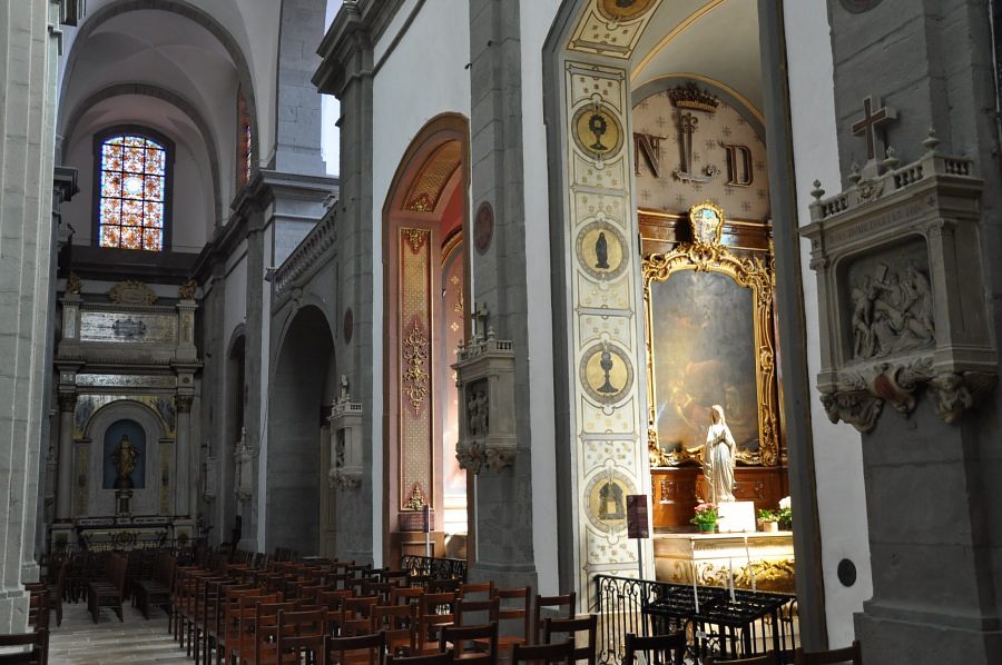 Suite de chapelles latérales dans le bas–côté sud