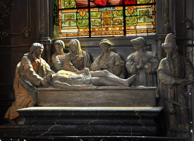 Mise au tombeau en pierre calcaire du XVIe siècle dans la chapelle du Saint–Sépulcre