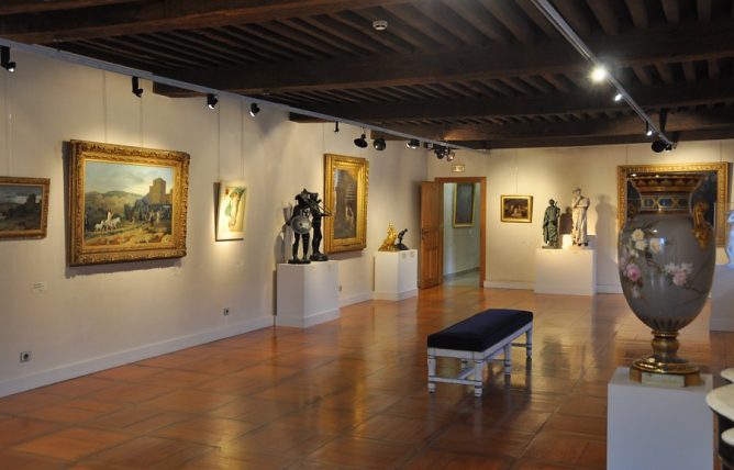 Une salle du premier étage avec tableaux, sculptures et vase de Sèvres au premier plan