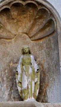 Statue d'une sainte dans sa niche