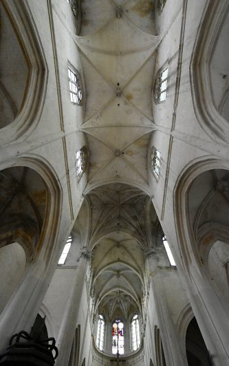 La voûte de l'église vue en grand angle