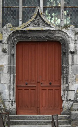 La porte du côté nord comporte voussure et accolade