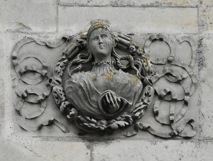 Buste de femme sur la partie droite de la façade