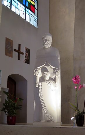 Statue de saint Joseph avec l'Enfant à gauche du chœur