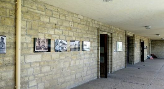 Le porche de Saint–Cyr–Sainte–Julitte est l'endroit idéal pour afficher l'histoire de l'ancienne église