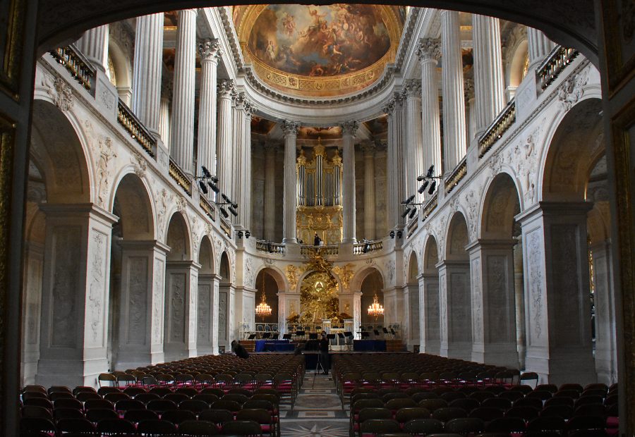 La chapelle royale vue de la porte du vestibule bas