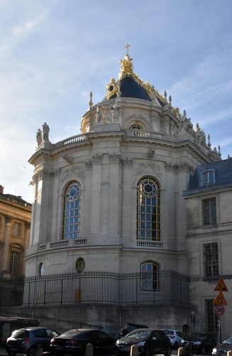 Le chevet de la chapelle donne sur la rue