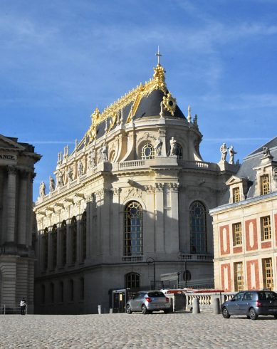 Le chevet de la chapelle royale depuis la cour du château